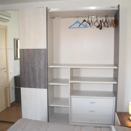 Gus On The Apartment *